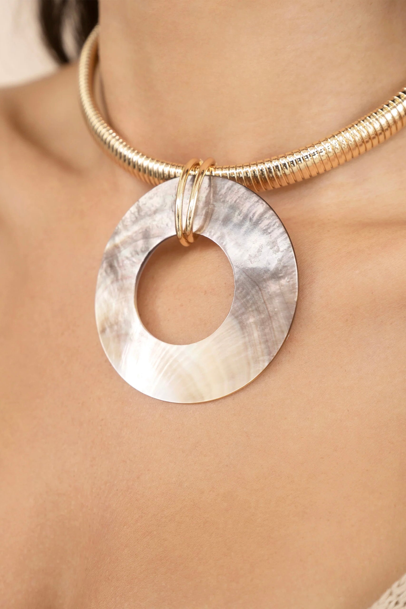 Shell Open Circle Pendant Flex Chain Necklace